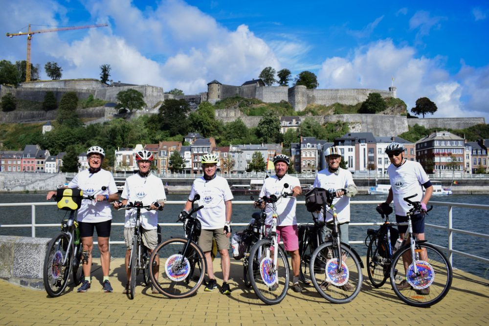 Die Fahrrad-Opas vor der Citadelle von Namur (Bild: Maxime Asselberghs/Belga)