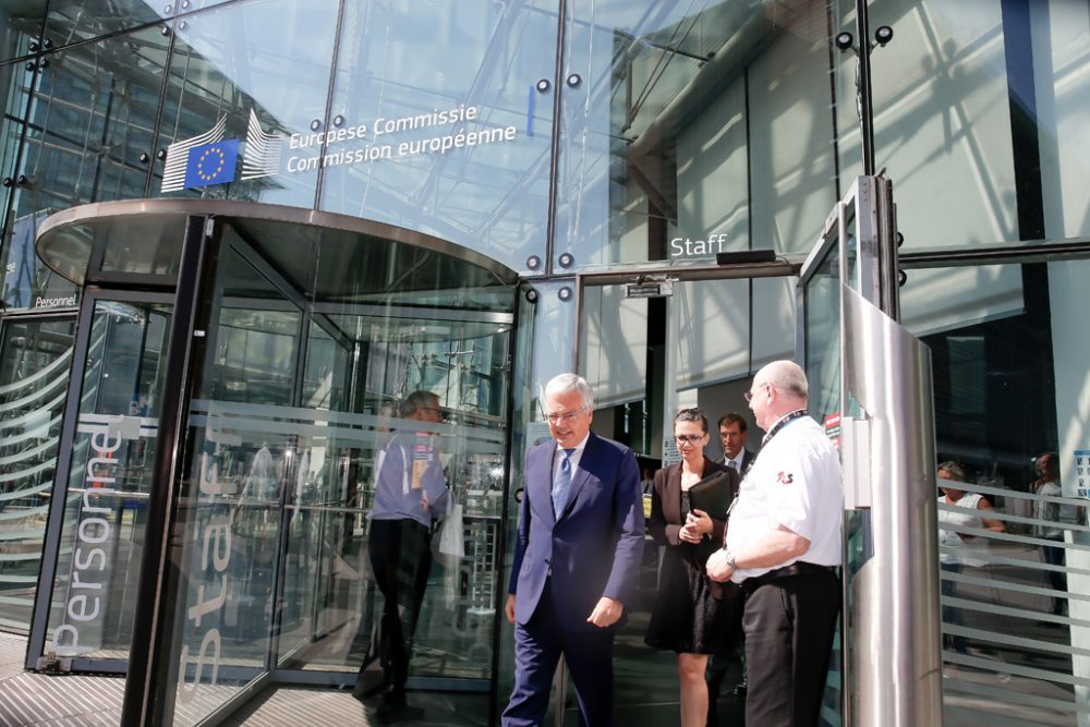 Reynders am Dienstag vor dem Sitz der EU-Kommission in Brüssel (Bild: Nicolas Maeterlinck/Belga)