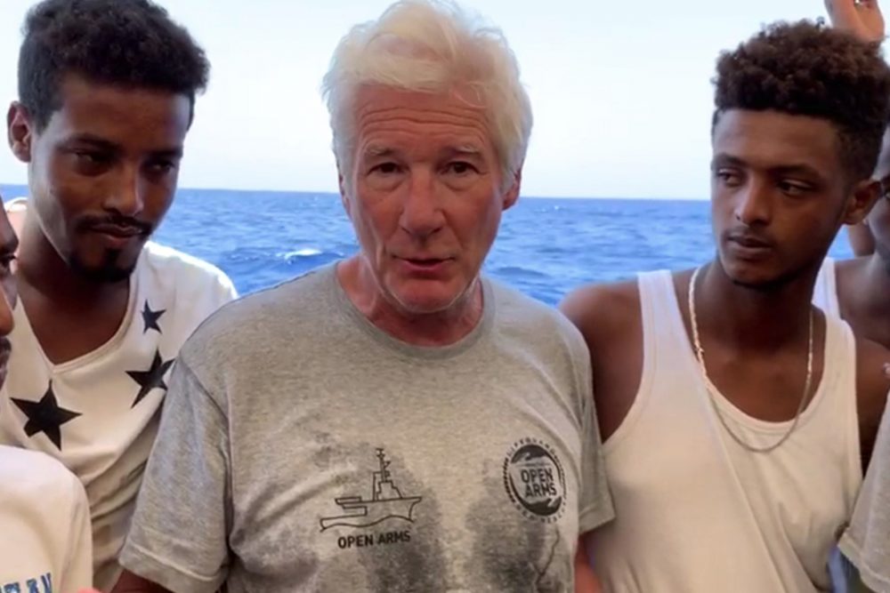 Die Flüchtlinge auf dem Schiff haben prominente Unterstützung: Richard Gere (Bild: Proactiva Open Arms/AFP, 9.8.)