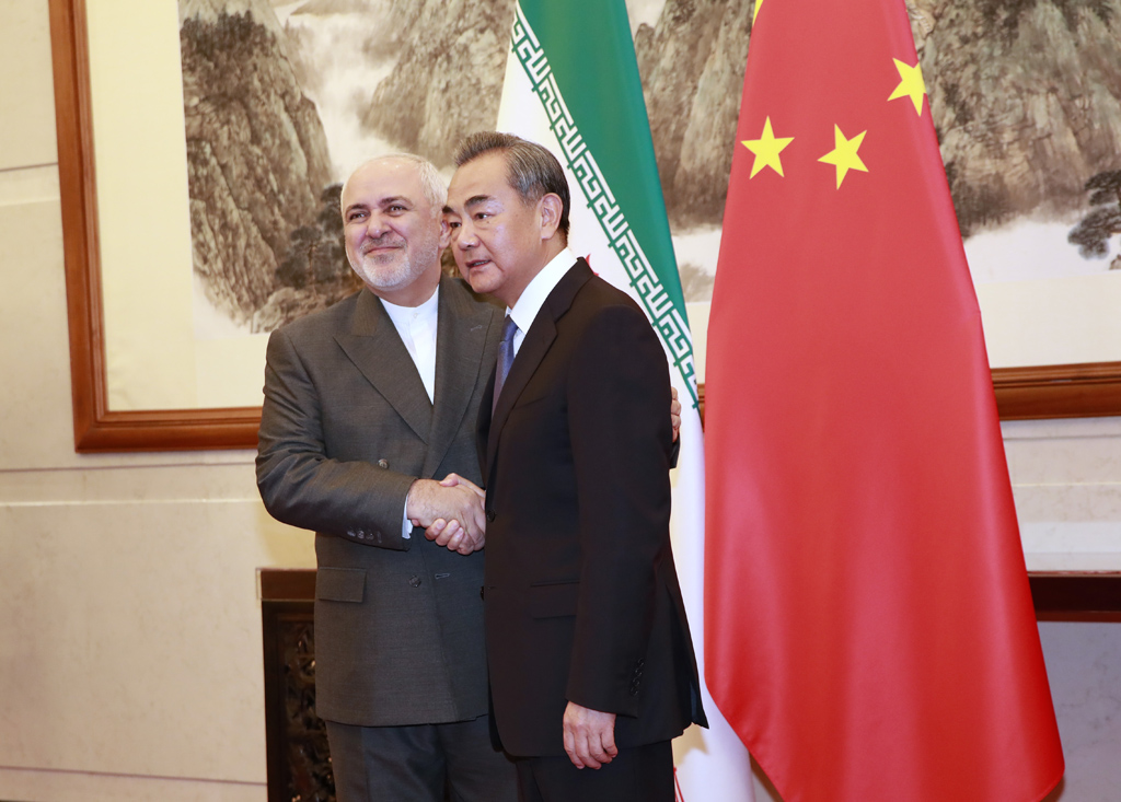 Mohammed Dschawad Sarif und Chinas außenminister Wang Yi (Bild: How Hwee Young/Pool/AFP)