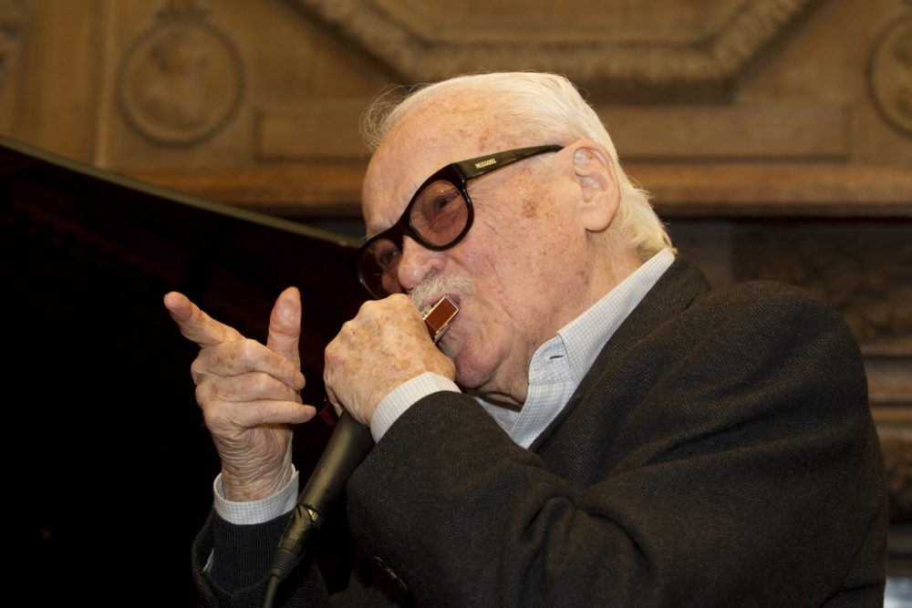 Wie man ihn kannte: Toots Thielemans mit seiner Mundharmonika im Februar 2012 (Bild: Kristof Van Accom/Belga)