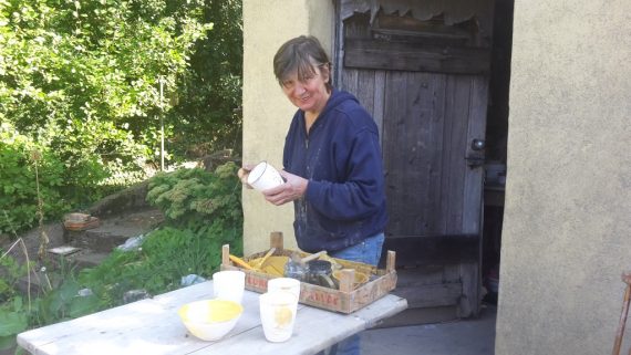 Die Raerener Töpferin Ulrike Trommsdorf (Bild: Michaela Brück/BRF)