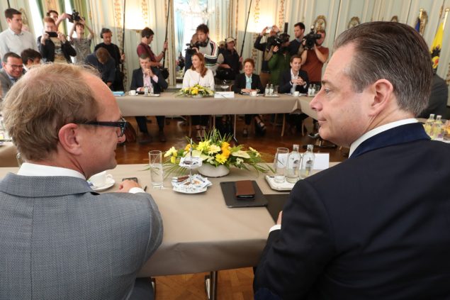 Flanderns Mobilitätsminister Ben Weyts und N-VA-Chef Bart de Wever am 13. August in Brüssel (Bild: Benoit Doppagne/Belga)
