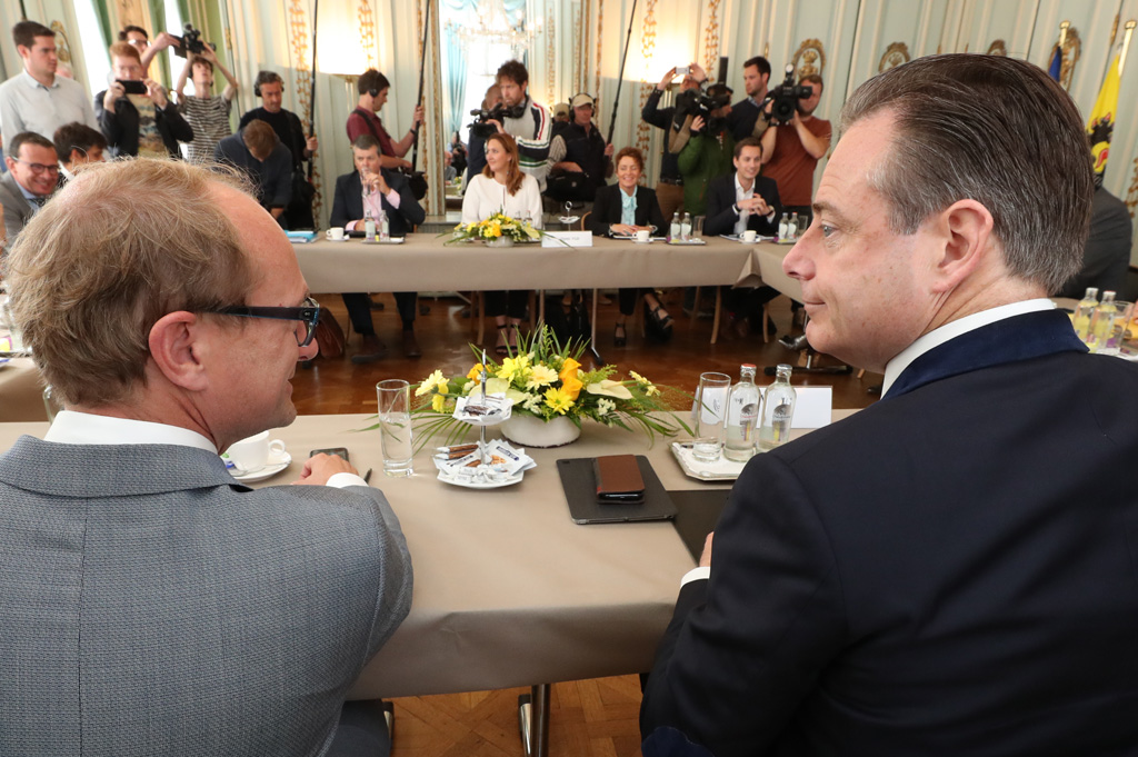 Flanderns Mobilitätsminister Ben Weyts und N-VA-Chef Bart de Wever am 13. August in Brüssel (Bild: Benoit Doppagne/Belga)