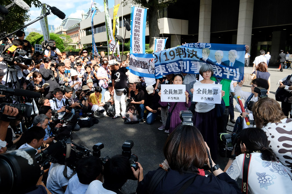 Aktivisten protestieren vor dem Gericht in Tokio gegen Tepco (Bild: Kazuhiro Nogi/AFP.)