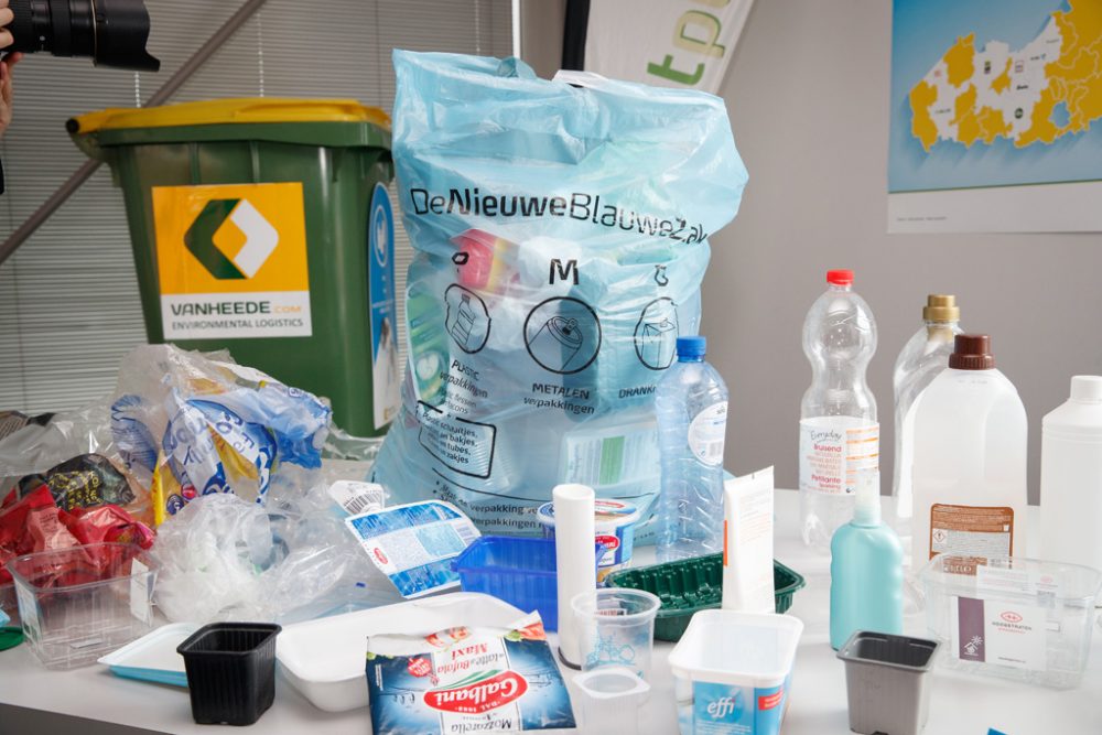 Im neuen blauen Sack dürfen in Zukunft unter anderem auch Joghurtbecher entsorgt werden (Archivbild: Kurt Desplenter/Belga)