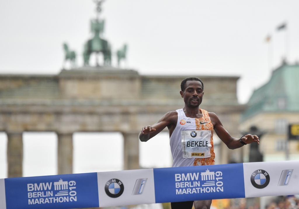 Der Äthiopier Kenenisa Bekele ist der Gewinner des Berlin-Marathons 2019 (Bild: John MacDougall/AFP)