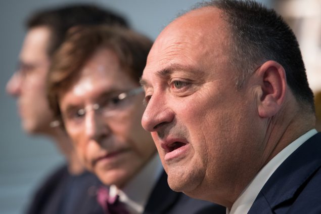 Willy Borsus (MR, vorne) stellt mit Jean-Marc Nollet (Ecolo) und Elio Di Rupo (PS) das Regierungsabkommen vor (Bild: Benoît Doppagne/Belga)