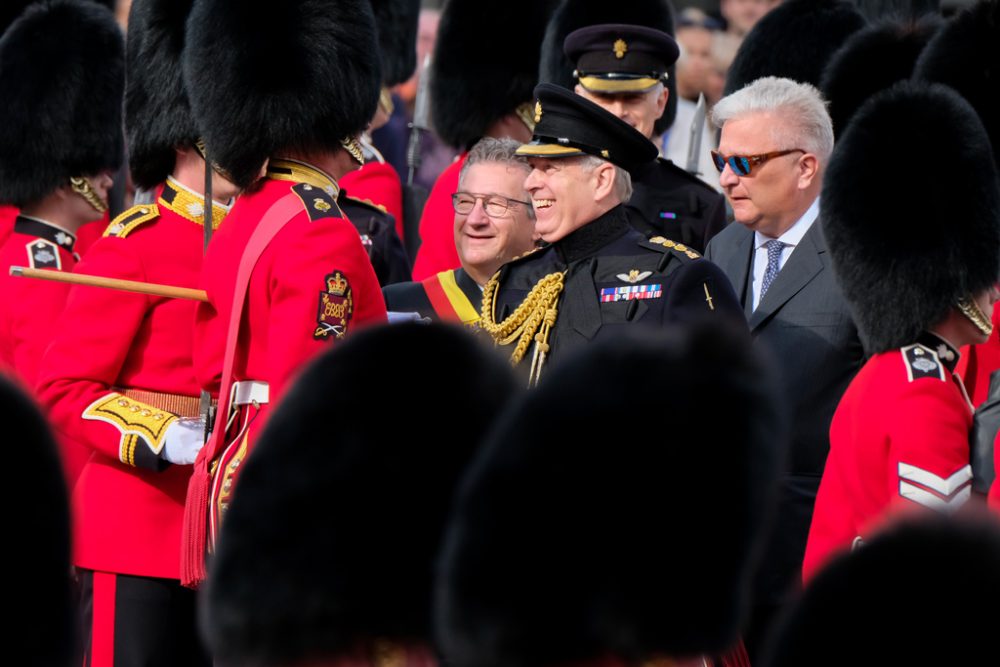 Prinz Andrew von Großbritannien(r.) und Prinz Laurent (2vr.) bei einer -Gedenkfeier zur Befreiung von Nazi-Deutschland in Brügge (Bild: Nicolas Maeterlinck/Belga)