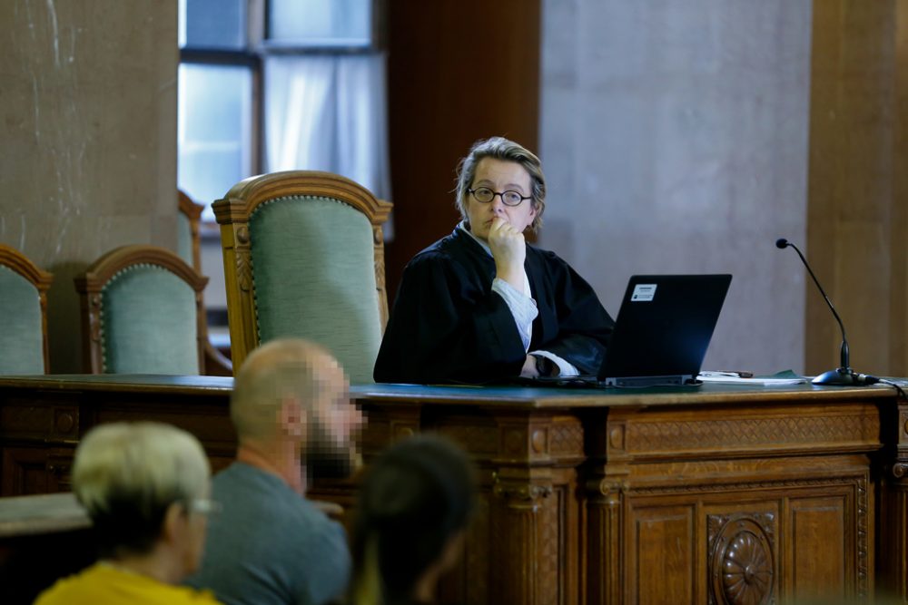 Staatsanwältin Catherine Ramaeckers und der Lokführer von Buizingen am 17.9.2019 (Bild: Nicolas Maeterlinck/Belga)