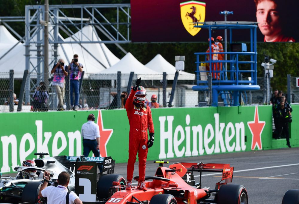 Ferrari-Pilot Charles Leclerc freut sich über die Pole Position für das Ferrari-Heimrennen in Monza (Bild: Miguel Medina/AFP)