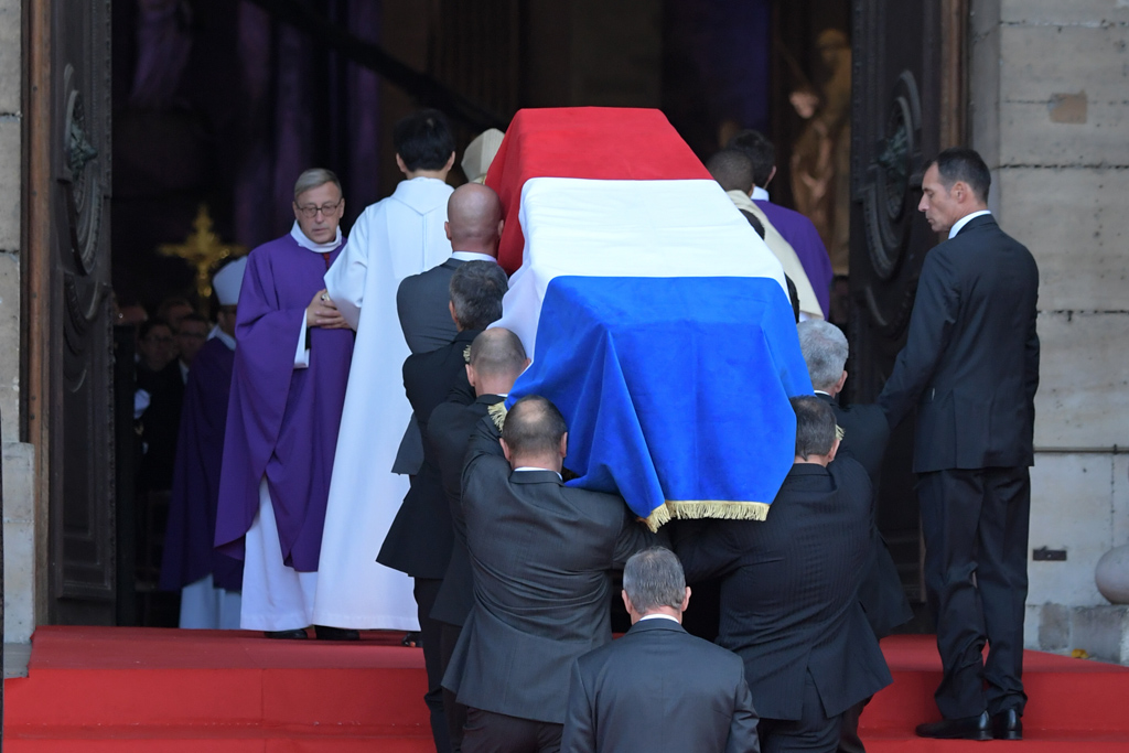 Der Sarg von Jacques Chirac - mit der französischen Flagge bedeckt (Bild: Eric Feferberg/AFP)