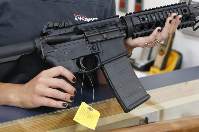 Halbautomatische Waffe AR-15 von Colt (Bild: George Frey/Getty Images North America/AFP)