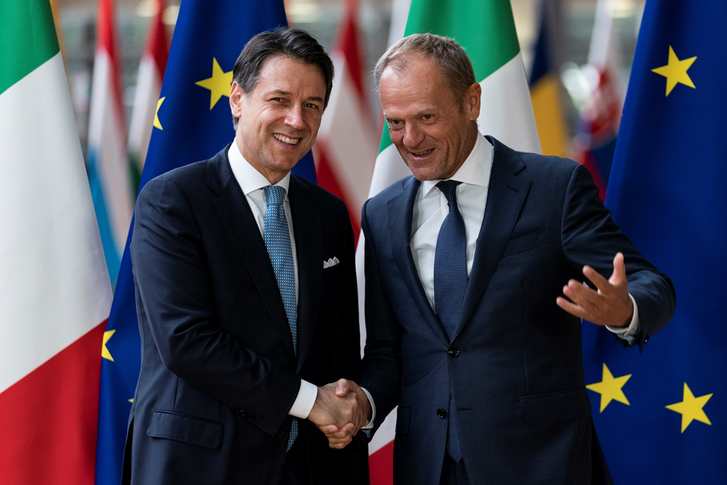 Antrittsbesuch in Brüssel: Italiens Premier Giuseppe Conte und EU-Ratspräsident Donald Tusk (Bild: Kenzo Tribouillard/AFP)