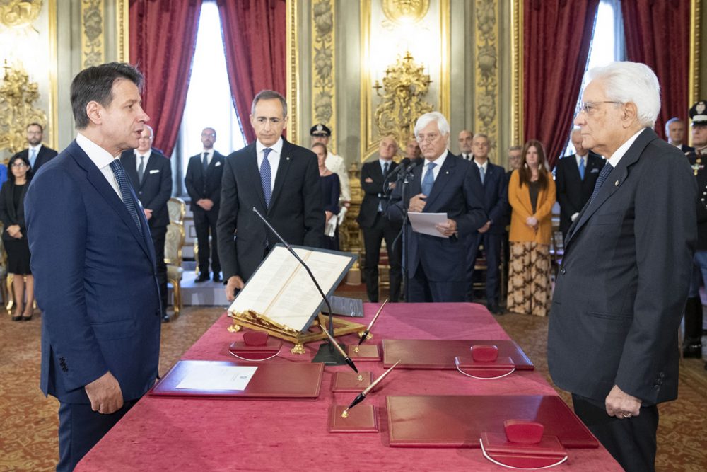 Ministerpräsident Giuseppe Conte legt vor Staatschef Sergio Mattarella seinen Eid ab (Bild: Handout Quirinale Press Office/AFP)