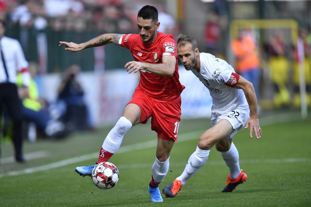 Standard's Aleksander Boljevic and Eupen's Siebe Blondelle fight for the ball during a soccer match between Standard de Liege and KAS Eupen, Sunday 22 September 2019 in Liege, on the eighth day of the 'Jupiler Pro League' Belgian soccer championship season 2019-2020. BELGA PHOTO JOHAN EYCKENS