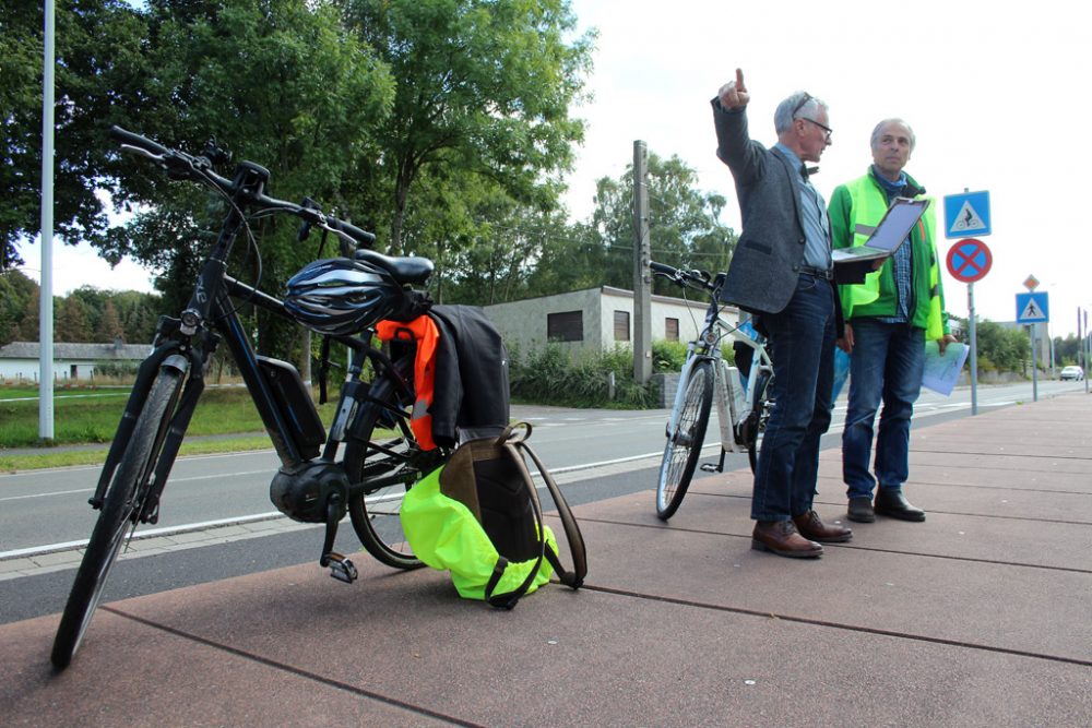 Ulrich Deller, Schöffe für Mobilität, und Curt Zester, Mobilitätsberater der Gemeinde Raeren (Bild: Michaela Brück/BRF)