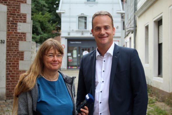 BRF-Praktikantin Katja Engel und Ministerpräsident Oliver Paasch (Bild: BRF)