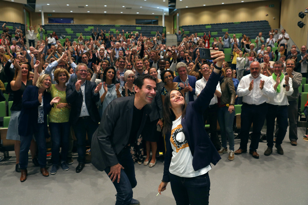 Ein Selfie zur Feier des Tages: Jean-Marc Nollet und Rajae Maouane bilden die neue Ecolo-Doppelspitze (Bild: Paul-Henri Verlooy/Belga)