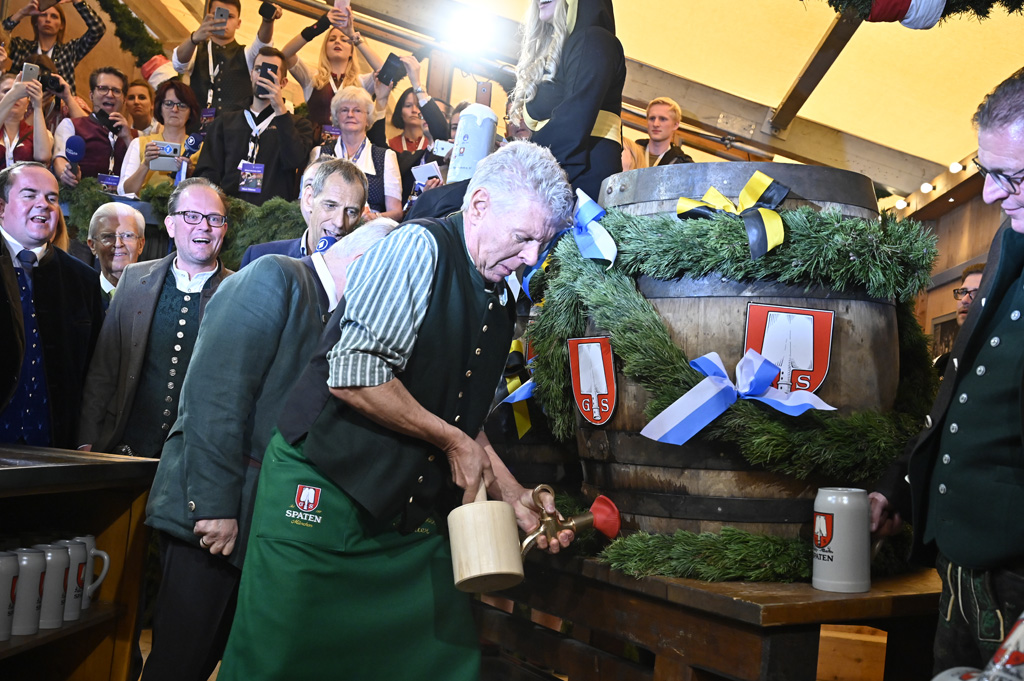 Münchens Bürgermeister Dieter Reiter eröffnet das Oktoberfest 2019 mit dem Fassanstich (Bild: Tobias Schwarz/AFP)