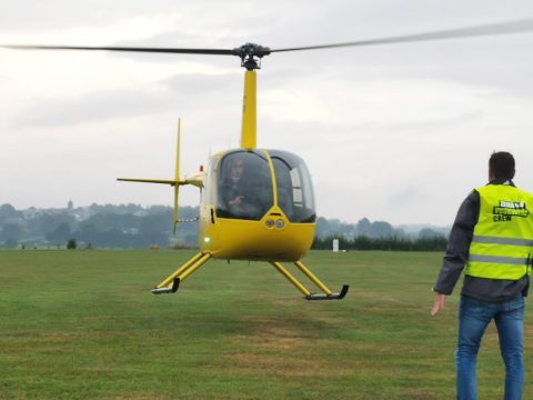 Thierry Neuville landet seinen Helikopter auf dem Flugplatz (Bild: Raffaela Schaus/BRF)