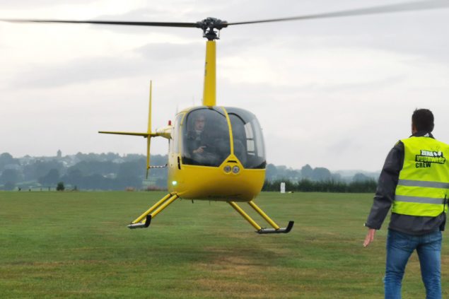 Thierry Neuville landet seinen Helikopter auf dem Flugplatz (Bild: Raffaela Schaus/BRF)