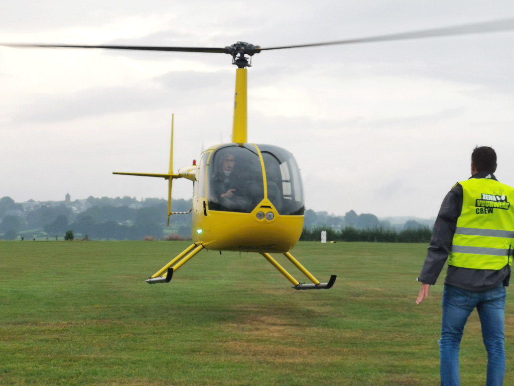 Thierry Neuville landet seinen Helikopter auf dem Flugplatz (Bild: Raffaela Schaus/BRF)