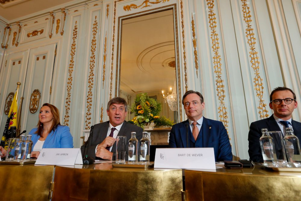 Gwendolyn Rutten (Open VLD), Jan Jambon (N-VA), Bart De Wever (N-VA) und Wouter Beke (CD&V) (Bild: Nicolas Maeterlinck/Belga)