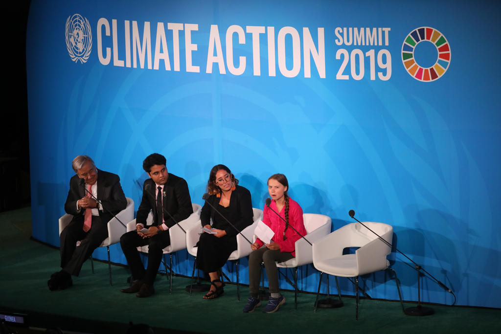 Greta Thunberg (r.) beim Klima-Gipfel (Bild Ludovic Marin/AFP)