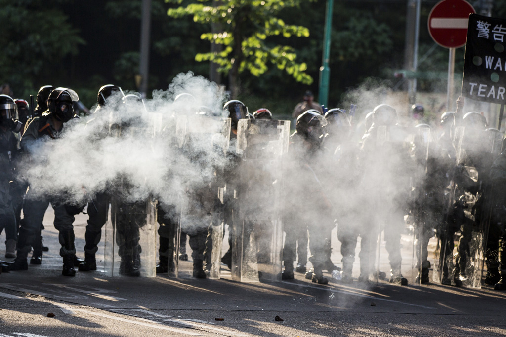 Polizisten in Hongkong setzen Tränengas gegen die Demonstranten ein (Bild: Isaac Lawrence/AFP.)
