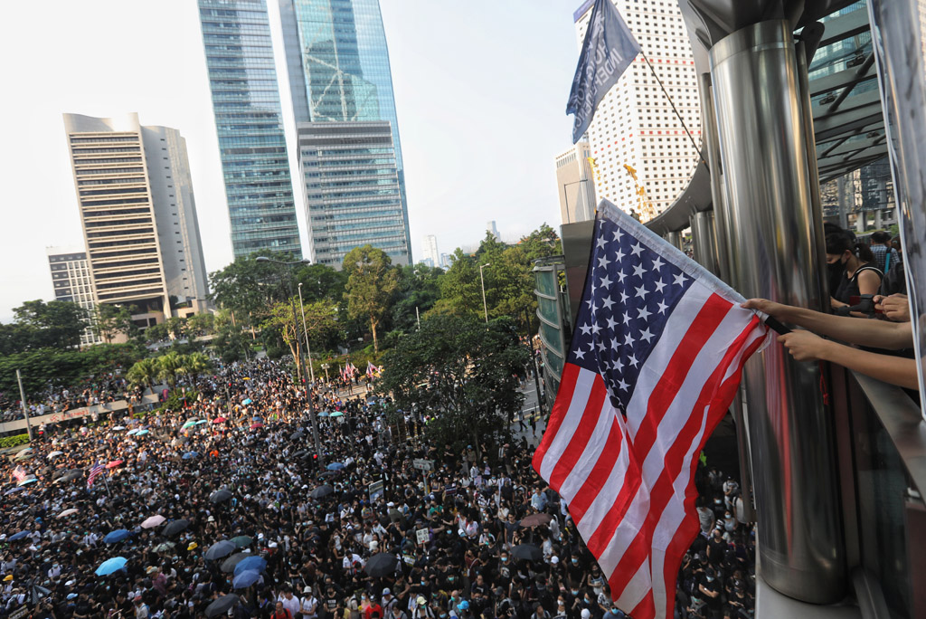 Demonstranten ziehen vor die US-Botschaft in Hongkong