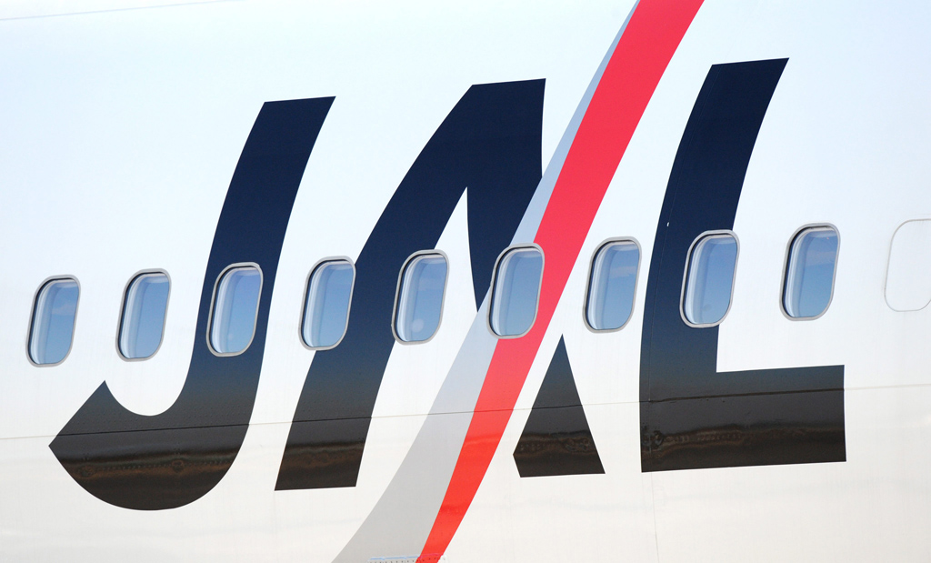 Logo von Japan Airlines (Bild: Everett Kennedy Brown/EPA)