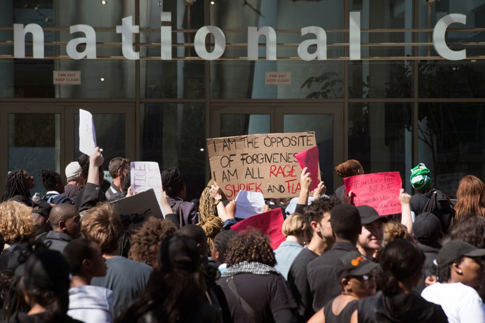 Kapstadt: Frauen-Demo gegen Gewalt in Südafrika (Bild: Rodger Bosch/AFP)