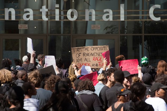 Kapstadt: Frauen-Demo gegen Gewalt in Südafrika (Bild: Rodger Bosch/AFP)