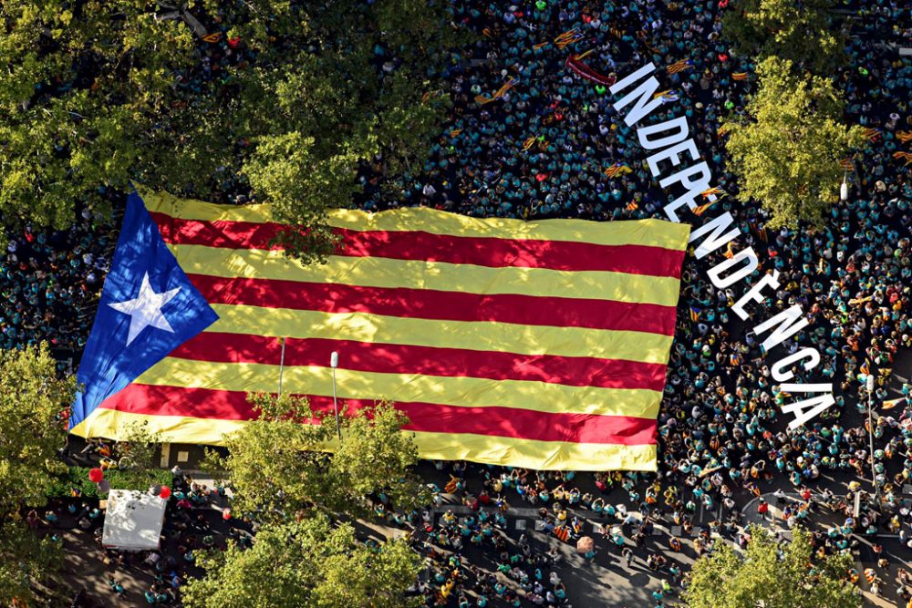 Massenkundgebung in Barcelona (Bild: Handout/ANC/fotoperiodismo.net/AFP)