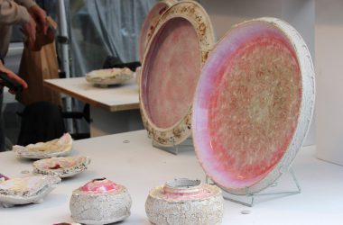 Werke von Sieger Ricus Sebes beim Keramikmarkt in Raeren 2019 (Bild: Olivier Krickel/BRF)