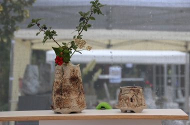 Werke von Sieger Ricus Sebes beim Keramikmarkt in Raeren 2019 (Bild: Olivier Krickel/BRF)
