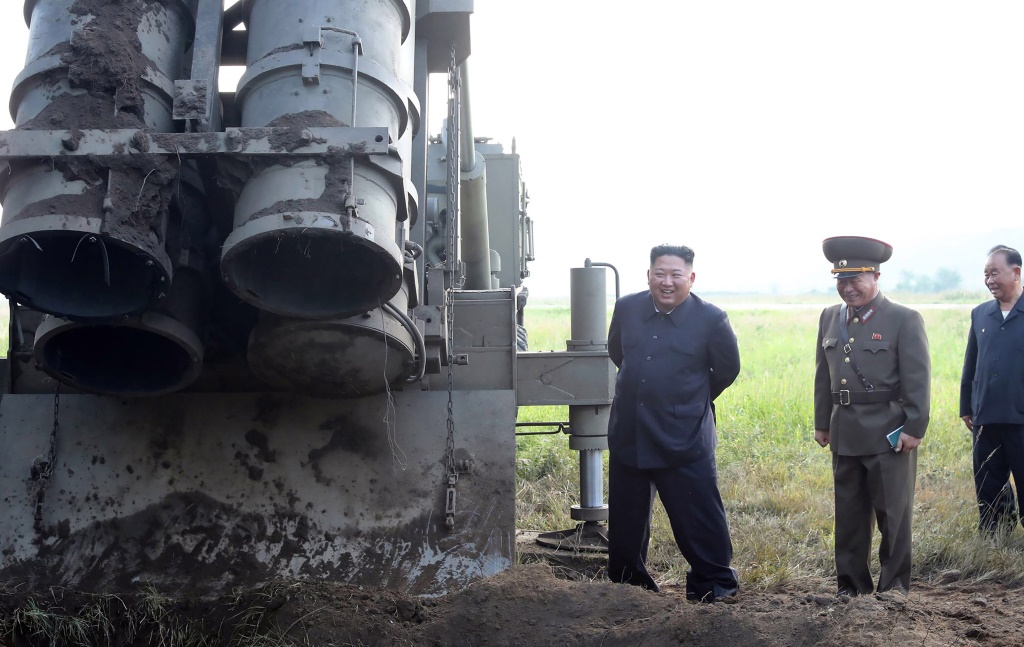 Kim Jong Un beim Test des Raketenwerfers (Bild: AFP/KCNA via KNS)