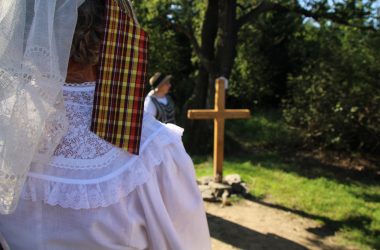 Neues "Kreuz der Verlobten" im Venn eingeweiht (Bild: Michaela Brück/BRF)