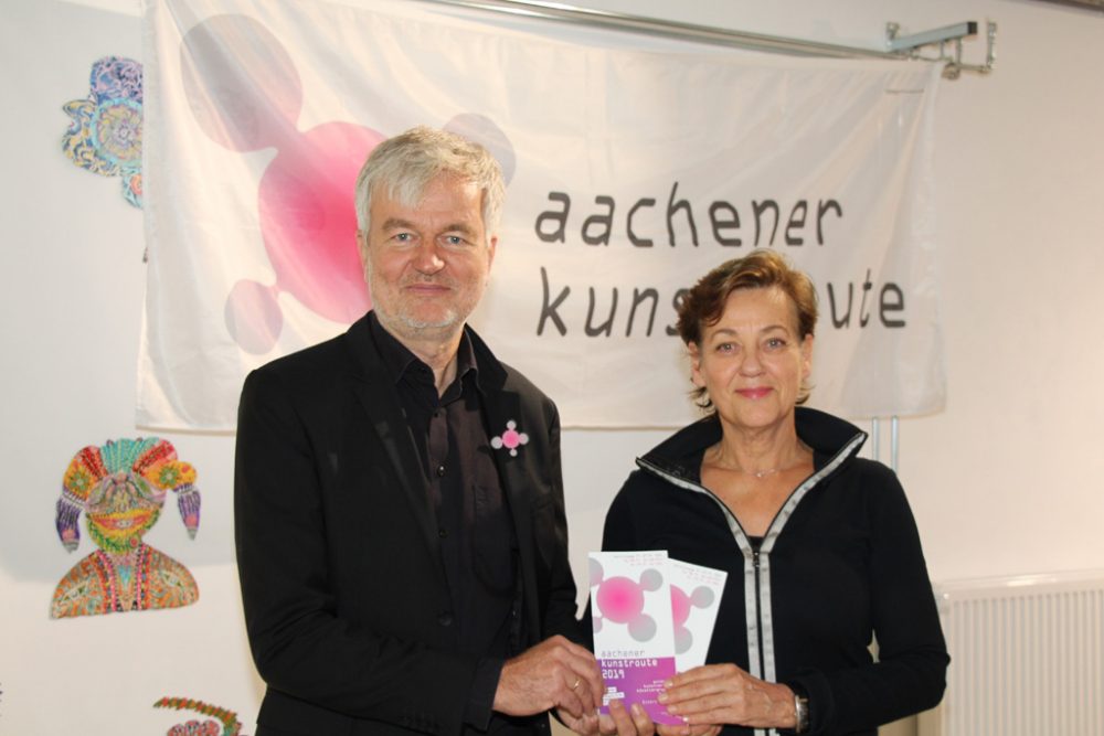 Susanne Schwier, Kulturdezernentin der Stadt Aachen, und Heinrich Hüsch, Organisation der Aachener Kunstroute sowie Sprecher der Initiative Aachener Kunstinstitutionen (v.r.), präsentieren das Programm der Aachener Kunstroute 2019 (Bild: Sonja Günzl/Stadt Aachen)