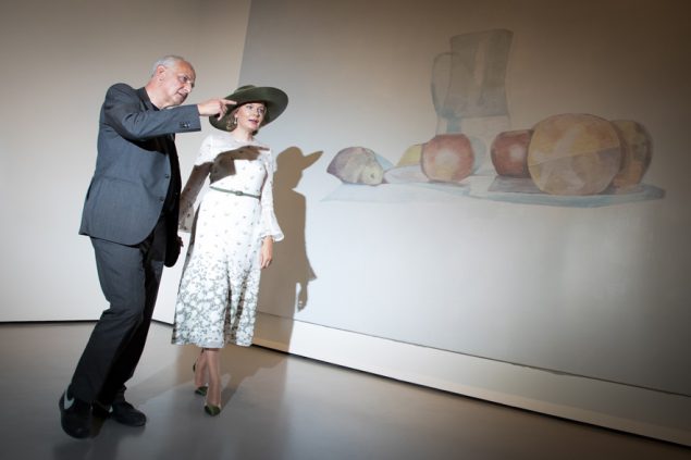 Königin Mathilde gemeinsam mit Künstlern Luc Tuymans bei der Biennale von Venedig (Bild: Benoit Doppagne/Belga)