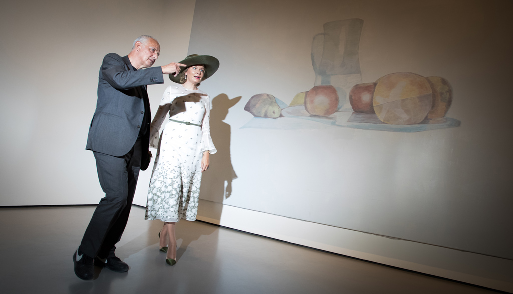 Königin Mathilde gemeinsam mit Künstlern Luc Tuymans bei der Biennale von Venedig (Bild: Benoit Doppagne/Belga)