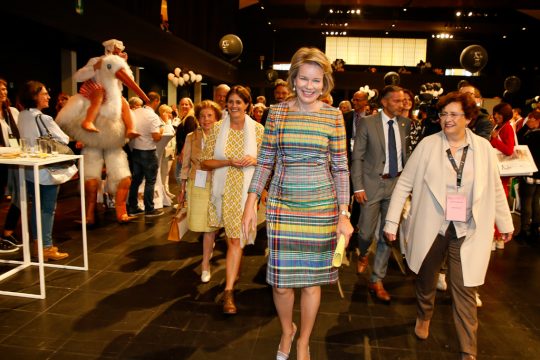 Königin Mathilde beim Festakt zum Jubiläum von Oeuvre National de l'enfance-Kind en Gezin (Bild: Nicolas Maeterlinck/Belga)