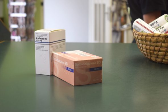 Zwei der Medikamente, die oft fehlen (Bild: Raffaela Schaus/BRF)