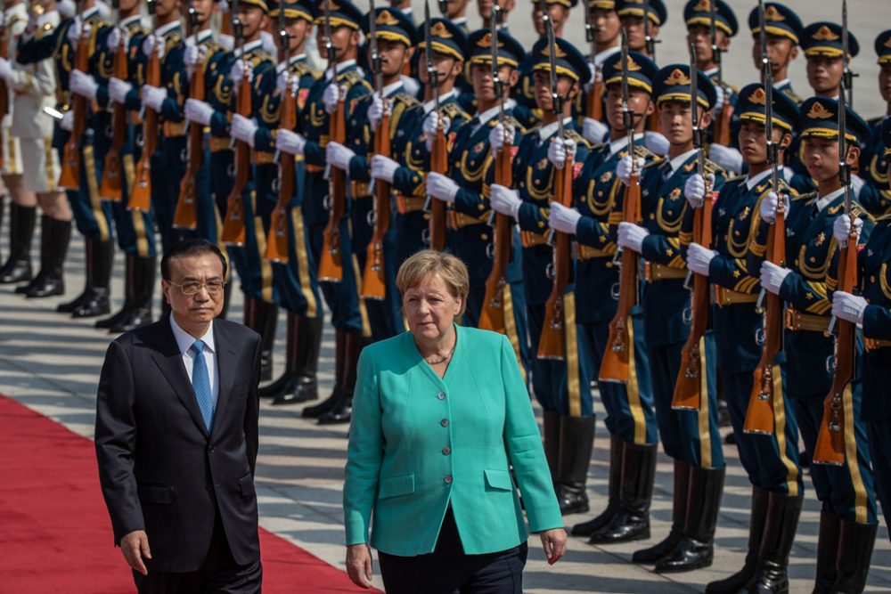 Chinas Ministerpräsident Li Keqiang und die deutsche Bundeskanzlerin Angela Merkel (Bild: Roman Pilipey/Pool/AFP)