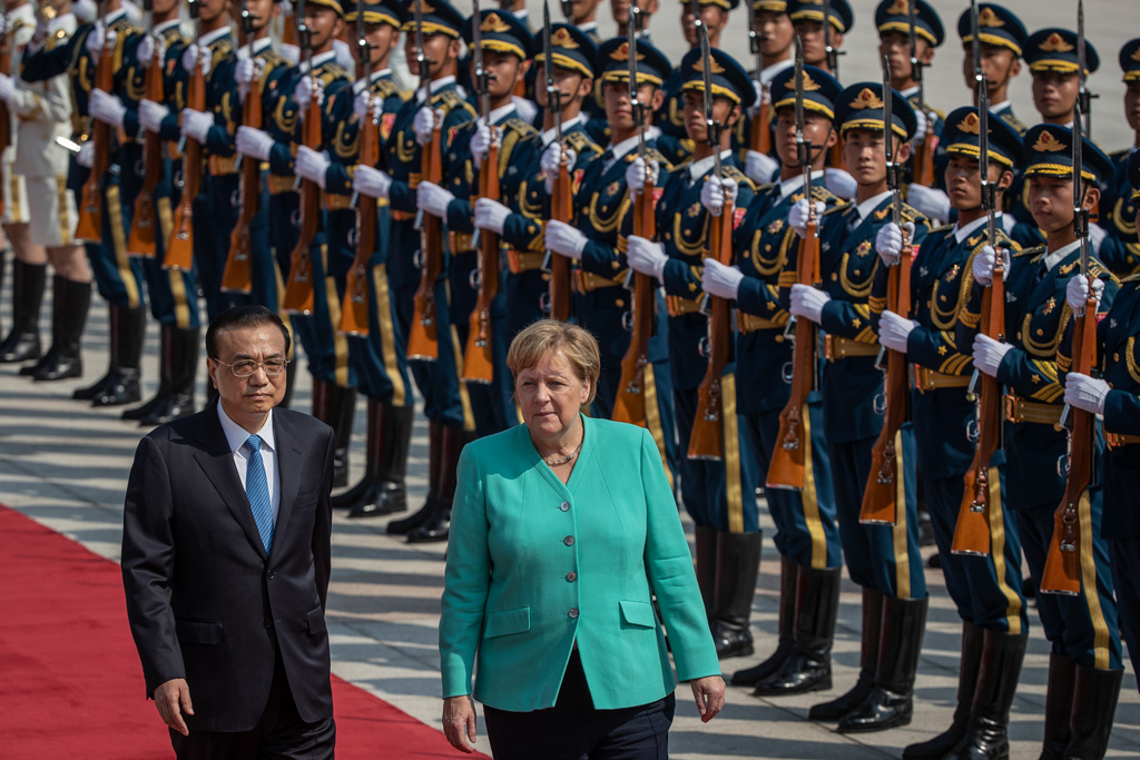Chinas Ministerpräsident Li Keqiang und die deutsche Bundeskanzlerin Angela Merkel (Bild: Roman Pilipey/Pool/AFP)