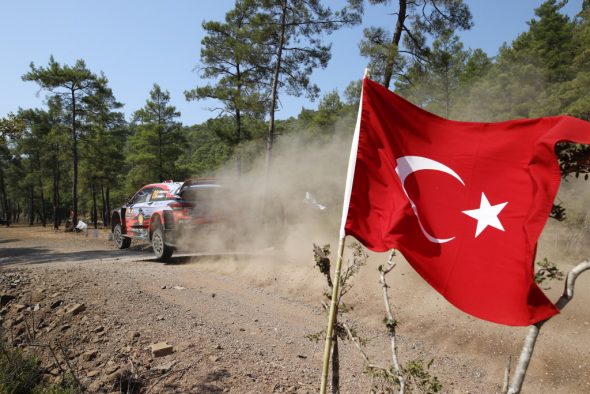 Andreas Mikkelsen übernimmt die Spitze der Rallye Türkei (Bild: Austral/Hyundai Motorsport)