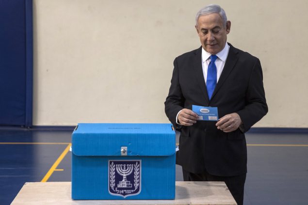 Israels Premierminister Benjamin Netanjahu an der Wahlurne (Bild: Heidi Levine/Pool/AFP)
