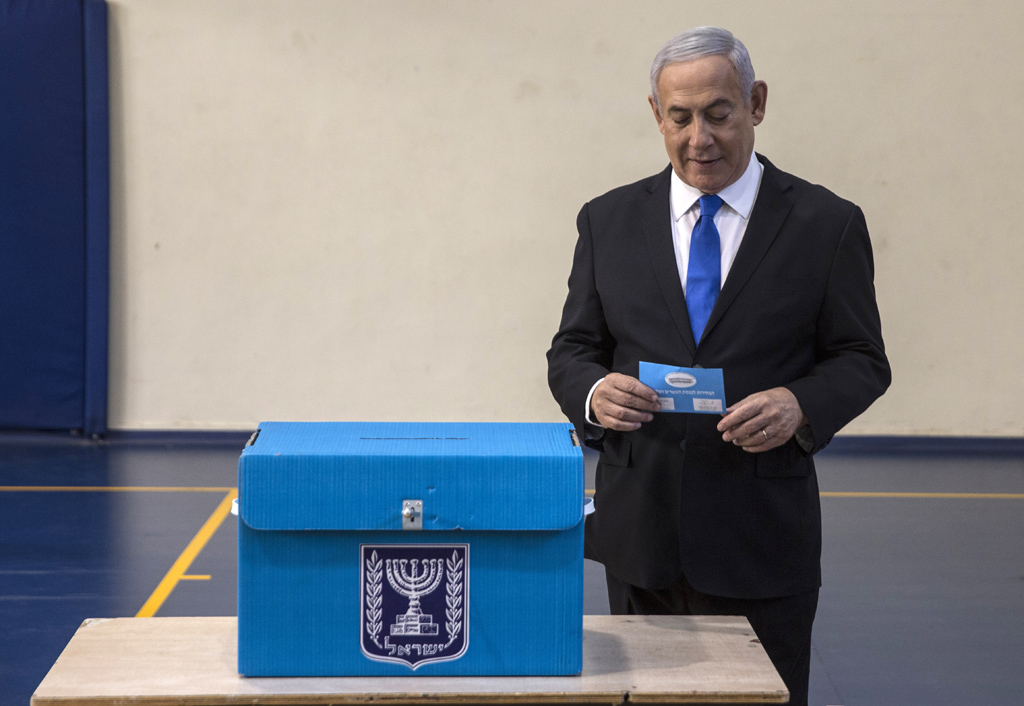 Israels Premierminister Benjamin Netanjahu an der Wahlurne (Bild: Heidi Levine/Pool/AFP)