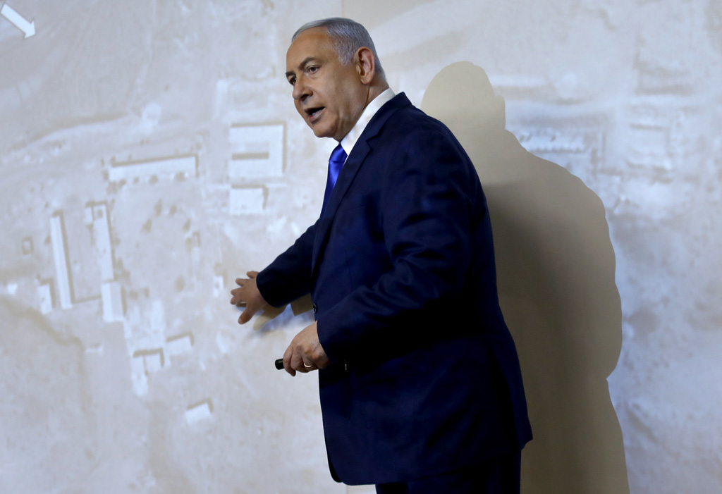 Netanjahu präsentiert Satellitenaufnahmen einer Entwicklungsstätte für Atomwaffen (Bild: Menahem Kahana/AFP)